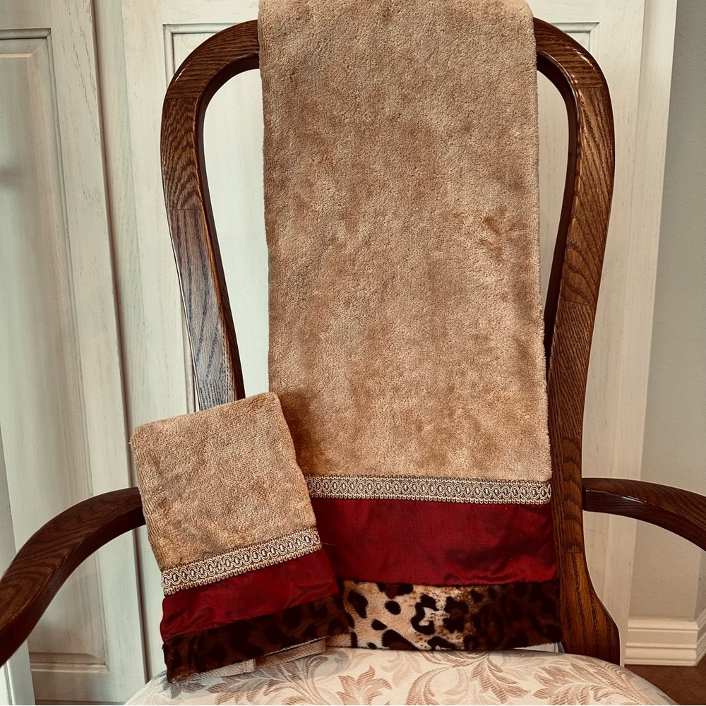 Sherry Kline 2 piece Embellished Towel Set.